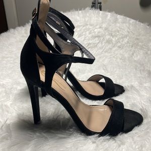 Barely worn, size 7……MAKE ME AN OFFER!!